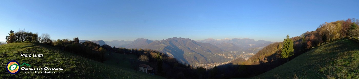 57 Ai Prati Parini, panoramica verso la Val Brembana.jpg